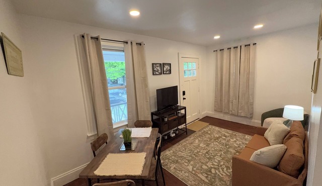 Charming 2BR Cottage Apt, Heart of Cincinnati