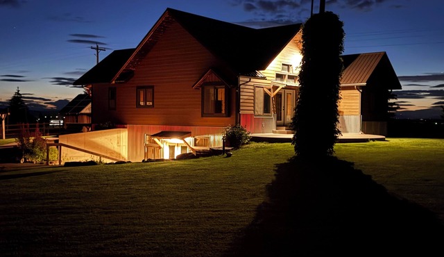 Charming 3-bedroom house in St Ignatius for your getaway with breathtaking views in Saint Ignatius
