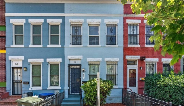 Charming 3-bedroom house /guest parking available
