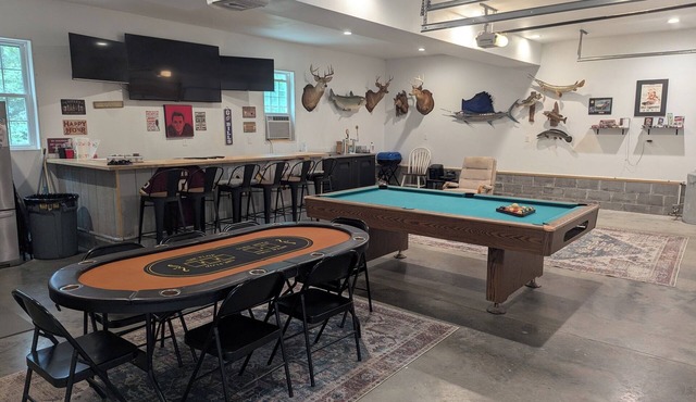 Charming 3-bedroom house/Private Pool + Game Room