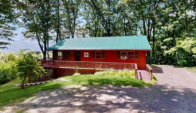 Charming 3BR house with Mountain Views, Full Kitchen, and Dog Friendly