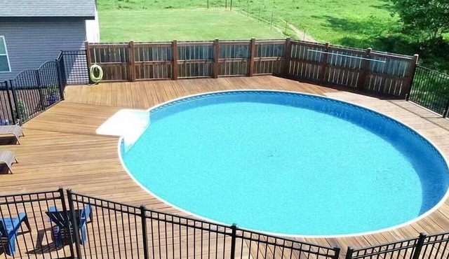 Charming 4-bedroom farmhouse in Eldon with pool, hot tub & firepit!