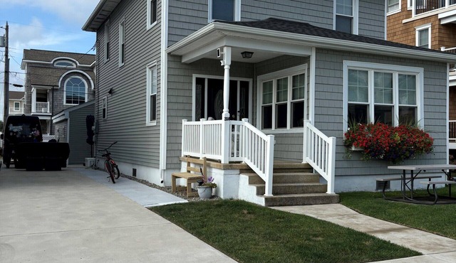 Charming 4-bedroom house with WiFi and AC on beach block in Brigantine in Brigantine