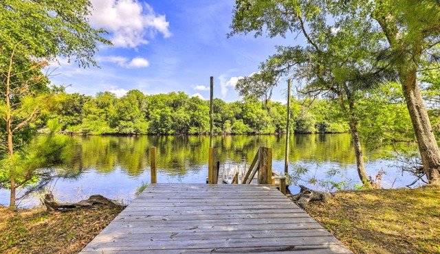 Charming Abode w/Dock on the Suwannee River in Bell