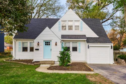 Charming Cape Cod w fenced yard dog-friendly in Fairway