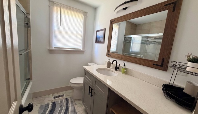 Charming Cottage 2 BR/1ba home 2 minutes from DT Greer. 20 min to Greenville.