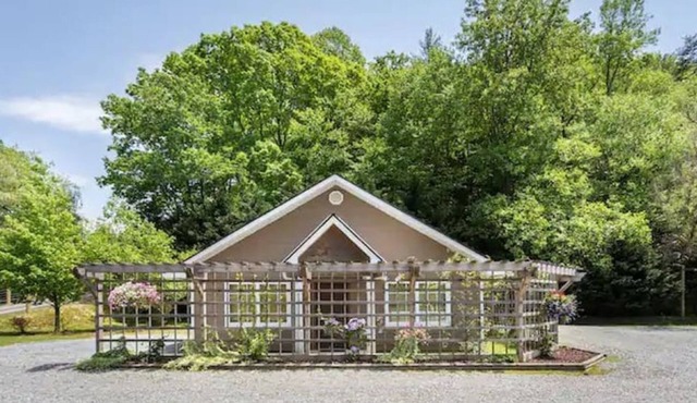 Charming Cottage at Willow Creek Falls & Vineyard in Blue Ridge, GA