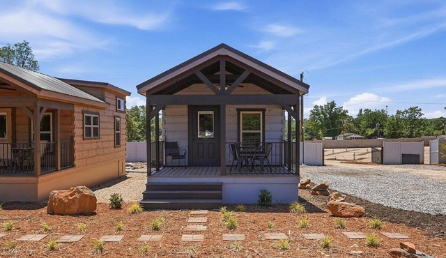 Charming Cozy tiny cabin with between Historic Landrum and Tryon in Landrum