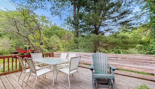 Charming Dog-Friendly home with Full Kitchen, A/C and Access to Community Amenit