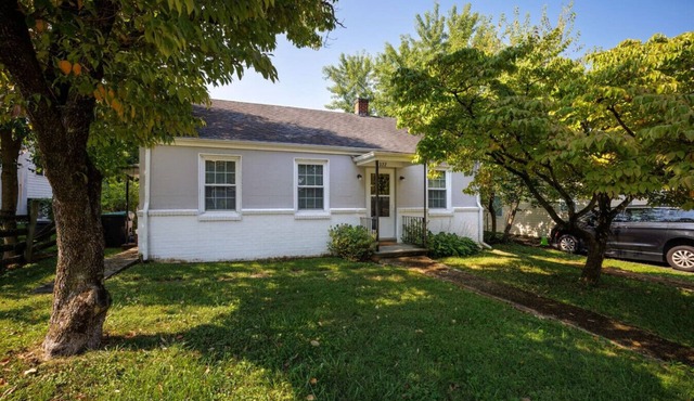 Charming Downtown Parkside Cottage