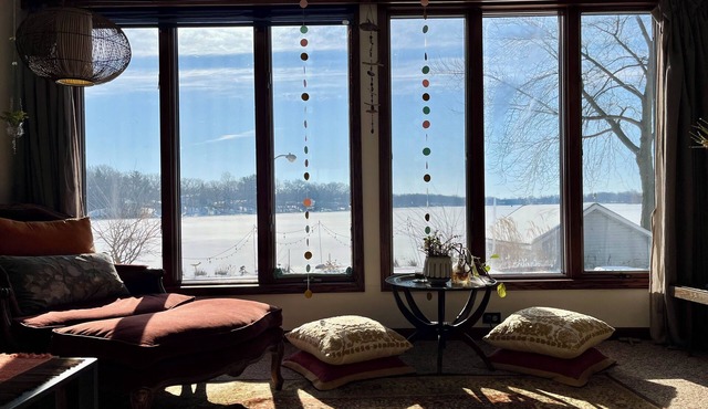 CHARMING & ECLECTIC LAKEFRONT COTTAGE- Kayak.Grill.Fish.Bonfire.Bike #Lakelife