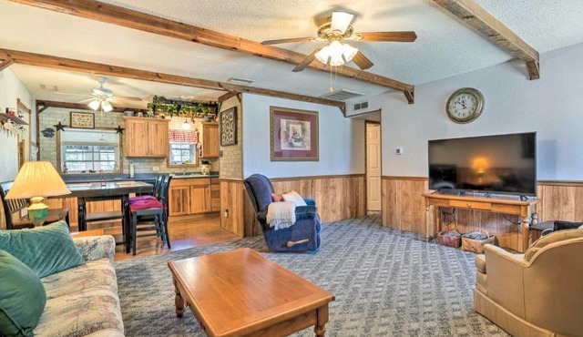 Charming Ingram Home w/Yard & Furnished Patio! in Ingram