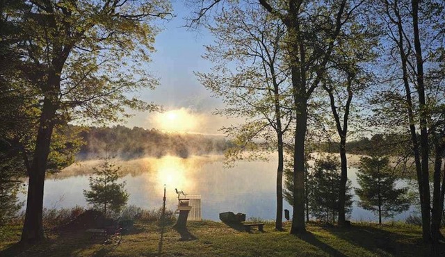 Charming Lakefront home w/dock, gas grill, fire pit, on ATV/Snowmobile trail in Arbor Vitae
