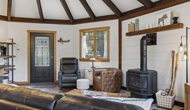 Charming Modern‑Rustic Retreat with a Chef’s Kitchen in Blanchard