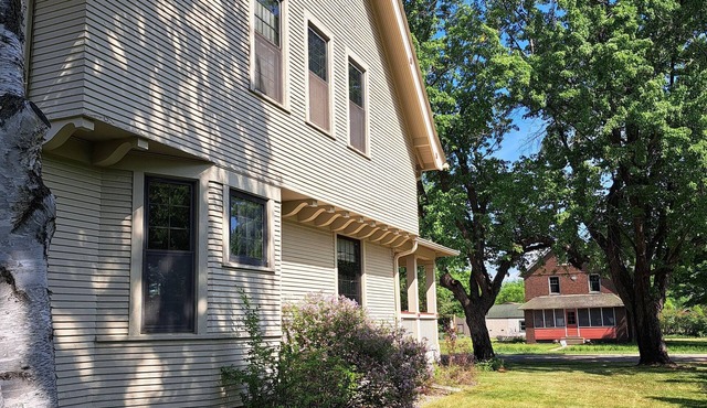 Charming, Spacious Craftsman in Lakes Country! Short walk to beach/park/food in Pine River