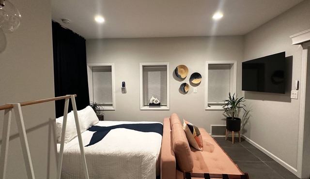 Charming studio 2 blocks to beach! in Long Beach