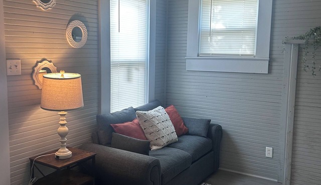 Charming studio with WiFi and appliances!