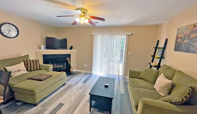 Charming Townhome Close to Uptown | Free Parking