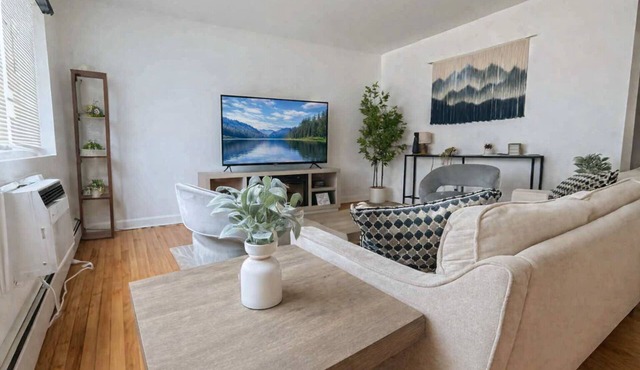 Chic 2BR Retreat Near O’Hare + Free Parking
