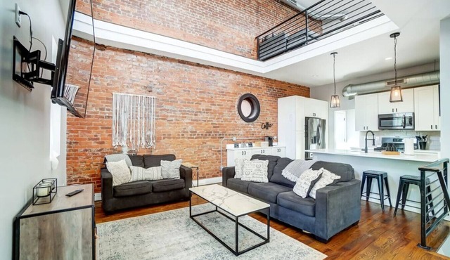 Chic Condo Sleeps 10 w/Parking