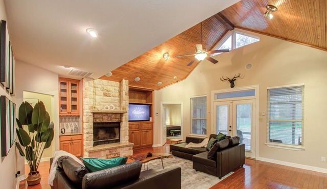 Chic & Modern Getaway Ranch-Lake Livingston View! Houston/Dallas/Austin Getaway in Point Blank