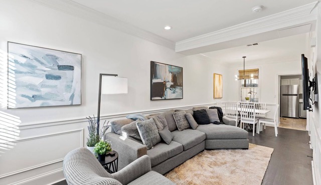 Chic Shaw 3BR/3BA home, blocks to Convention Ctr