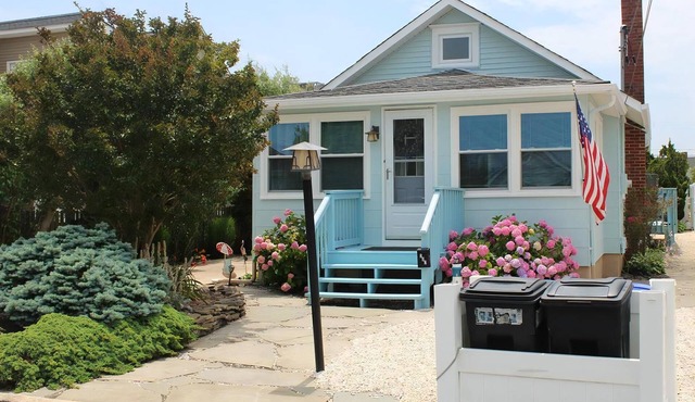 Classic Beach Cottage w/private yard in Ship Bottom