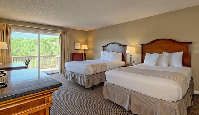 Clayton 1BR/1BA Two Queen Room w/Balcony & Pool