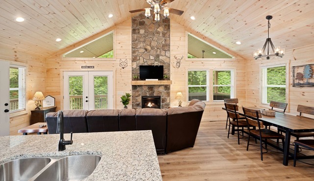 Close to Town, Private, Hot Tub, Fireplace, Fire Pit