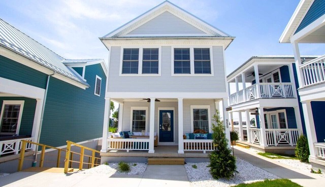 Coastal Charm: 2 Bed/1.5 Bath Lakeside Cottage!