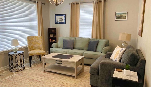 College town Charm: Minutes from Downtown Cape
