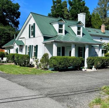 Colonial 3BR House 1 min walk to The INN Fast WiFi