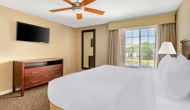 Comfort and Convenience! Unit with Full Kitchen, Onsite Swimming Pools!