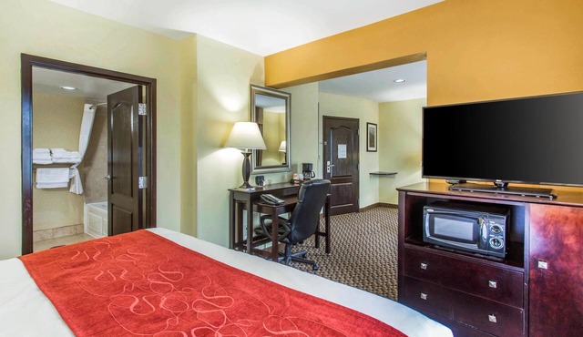 Comfort Suites Clinton near Presbyterian College