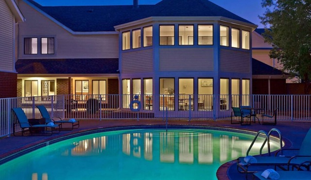 Comfortable Countryside Stay, Free Parking, Onsite Pool, Pets Allowed in Eagan