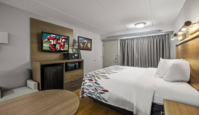 Comfortable Space Perfect for Extended Stay in Ocala | Free Breakfast!