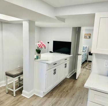 Comfortable Stay for Business & Leisure Near Metro