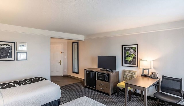 Comfortable Stay with Pool Access, Enjoy Our Bright Side Breakfast | 2 Rooms in Phoenix