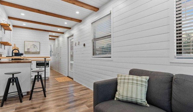 Container home with rooftop views and pickleball in Waco