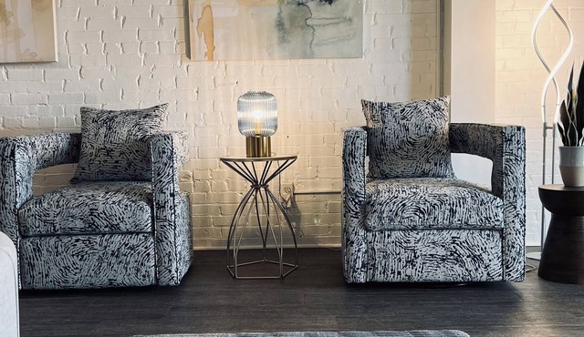 Contemporary walk up loft with hot tub overlooking Franklin Street!