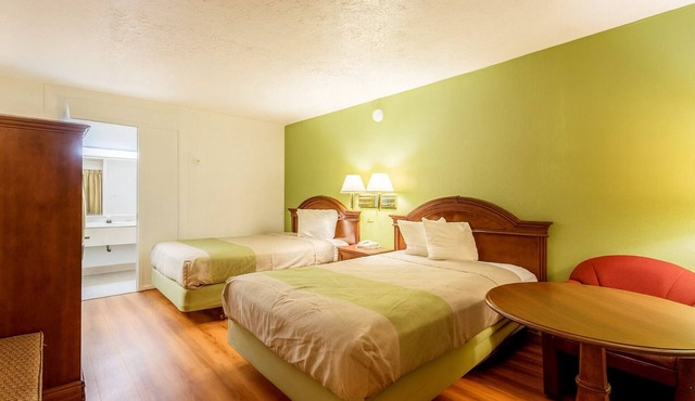 Convenient Room for Travelers w/Pet-Friendly Accommodations in Edgewood