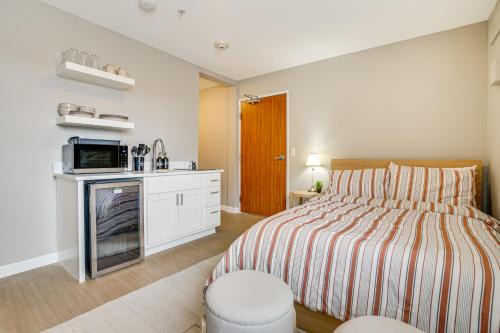 Convenient Studio Stay: Easy Access to Twin Cities in Blaine