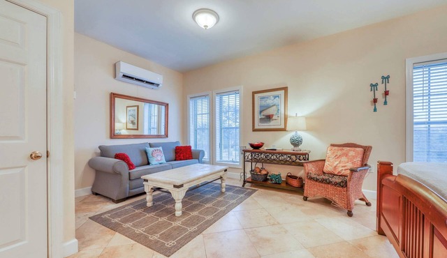 Convenient studio w/shared pool and great location moments away from the beach in Seacrest