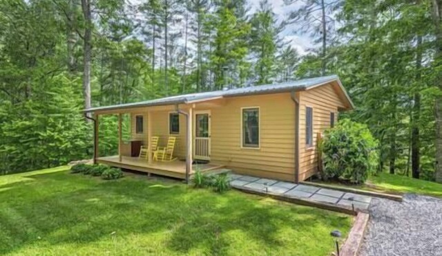 Couples Cabin with King bed and outdoor hot tub!