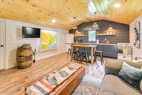 Covered Deck & Hot Tub: Cozy Retreat in Campton!