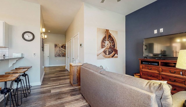 Cozy 1-bedroom condo in downtown Louisville with free parking and gym access