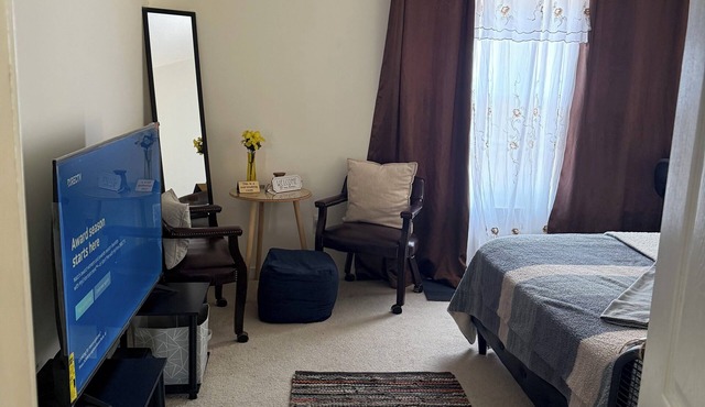 Cozy 1-bedroom in lovely house near Richmond w AC & Netflix w SHARED Bathroom