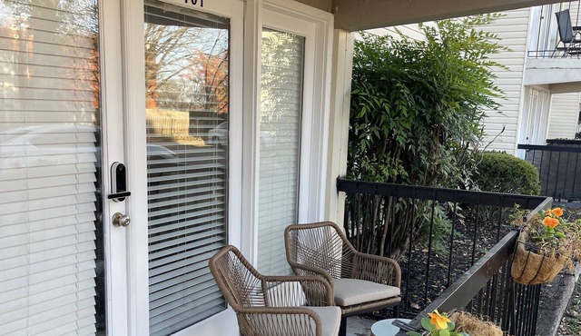 Cozy 2-bedroom condo next to UT and close to downtown Knoxville!