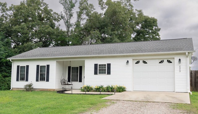 Cozy 2-bedroom house in quaint Adamsville w/AC- under 15 min from the TN River