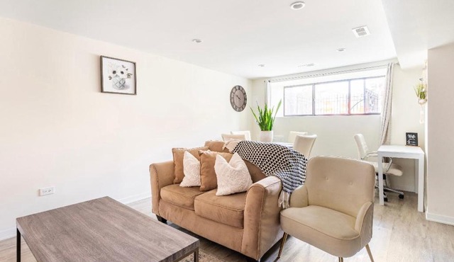 Cozy 2 brm apartment mins away from United Center